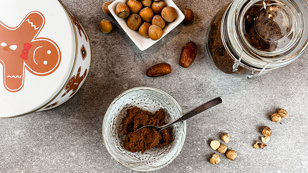 Dattella - unser Rezept zum Schokocreme selber machen ohne Zucker mit Nüssen und Kakao für ein köstliches Frühstück für Baby und Mama