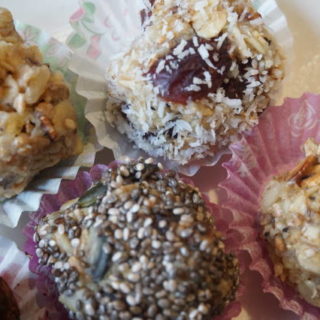 verschiedene Variationen der Stillkugel von breifreibaby als Geschenk für das Wochenbett. So machst du deiner Mama Freundin eine Freude nach der Geburt ihres Babys - mit unserem Rezept kannst du köstliche zuckerfreie Energiekugeln herstellen. Mit Nüssen, Saaten, Körnen und getrockneten Früchten - ganz ohne zusätzlichen Zucker und vegan