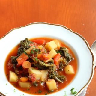 Wintereintopf mit Kartoffeln und Kohl Gemüse - ein veganes Rezept