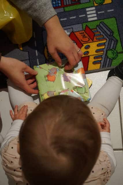 breifreibaby packt Geschenke aus