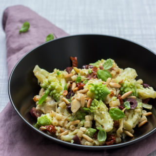 Mediterraner Nudelsalat mit Romanesco - Pasta mit Pinienkernen und Oliven
