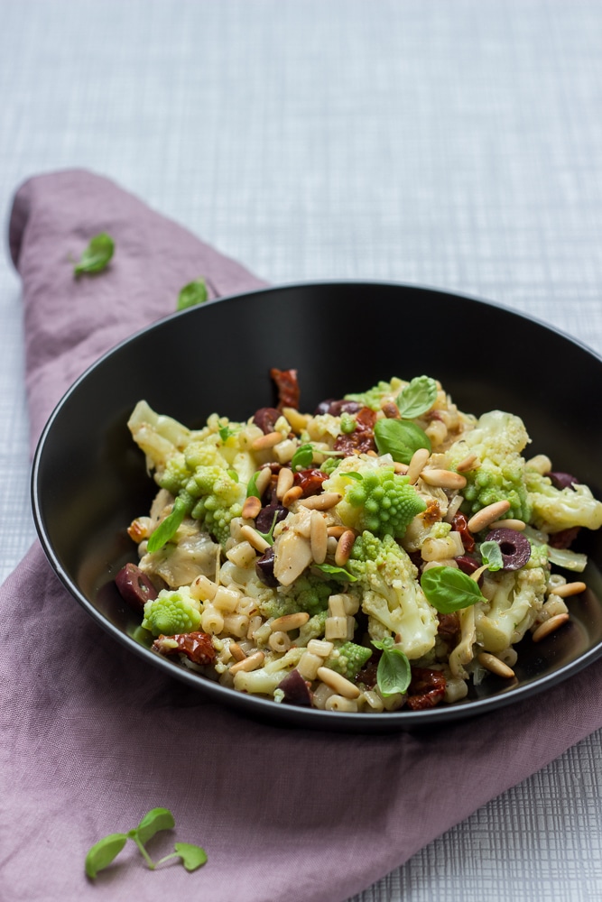 Mediterraner Nudelsalat mit Romanesco - Pasta mit Pinienkernen und Oliven