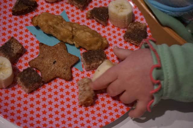 Pinzettengriff beim Banane essen von breifreibaby