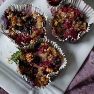 breifrei Frühstück - Haferflockenmuffins mit Beeren ohne Zucker