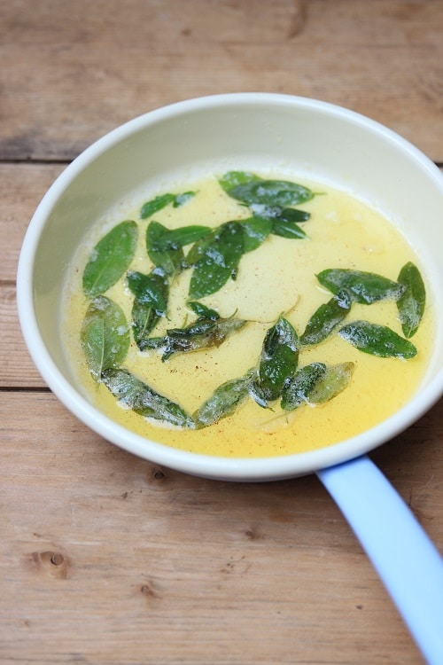 Sellerie-Suppe mit Lauch, Apfel und Salbei