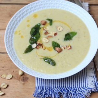 Sellerie-Suppe mit Lauch, Apfel und Sallbei