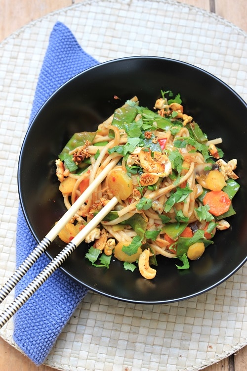 Udonnudel-Pfanne mit Asiagemüse und Koriander