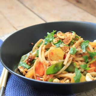 Udonnudel-Pfanne mit Asiagemüse und Koriander