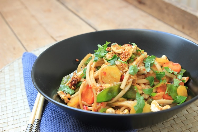 Udonnudel-Pfanne mit Asiagemüse und Koriander