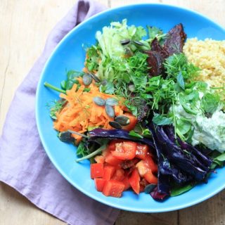 Buddha Bowl mit Hirse, Rote Bete und Rotkohl