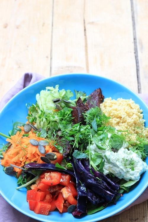 Buddha Bowl mit Hirse, Rote Bete und Rotkohl