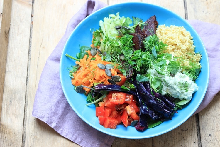 Buddha Bowl mit Hirse, Rote Bete und Rotkohl