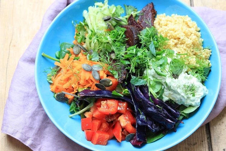 Buddha Bowl mit Rote Bete, Hirse und Rotkohl