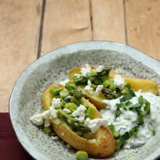 Kumpir mit Bärlauch und grünem Spargel - köstlich diese große Ofenkartoffel