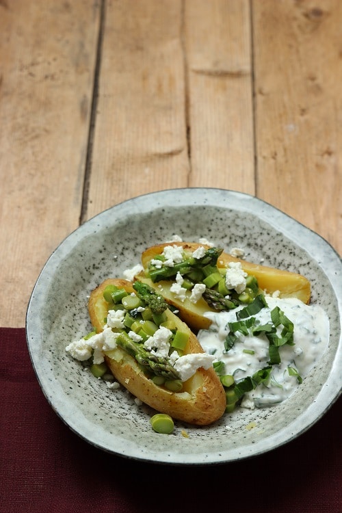 Kumpir mit Bärlauch und grünem Spargel - eine große Backkartoffel die lecker schmeckt!