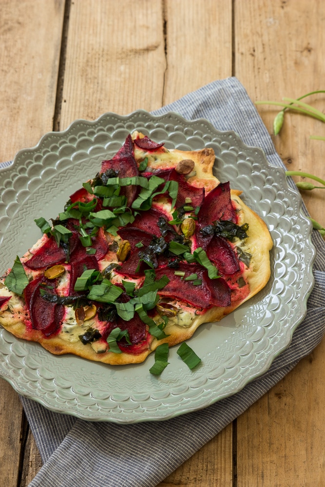 Rote Bete Flammkuchen mit Bärlauch