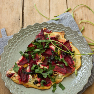 Rote Bete Flammkuchen mit Bärlauch