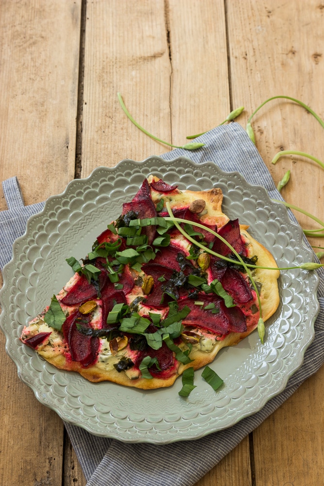 Rote Bete Flammkuchen mit Bärlauch