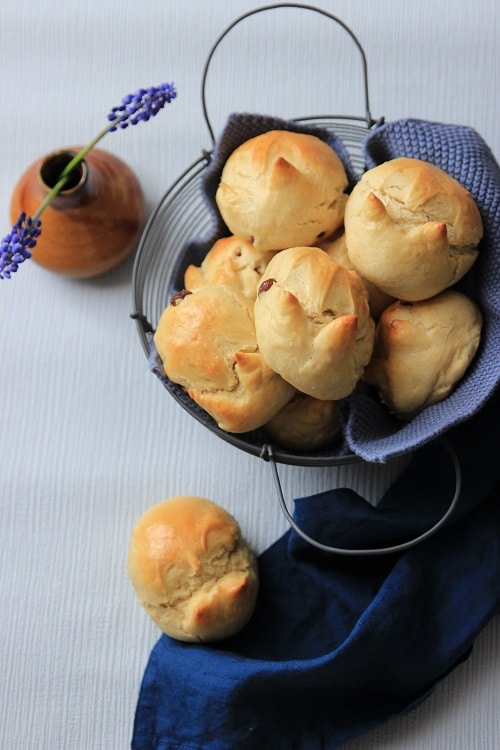 Kleine Hefe-Hasen aus Hefeteig für breifrei- und baby-led weaning Babys zu Ostern