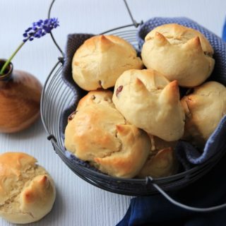 Kleine Hefe-Hasen aus Hefeteig für breifrei- und baby-led weaning Babys zu Ostern