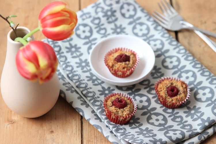 Himbeer-Haferflocken-Muffins ohne Zucker aus dem Buch "Gesund backen ist Liebe"