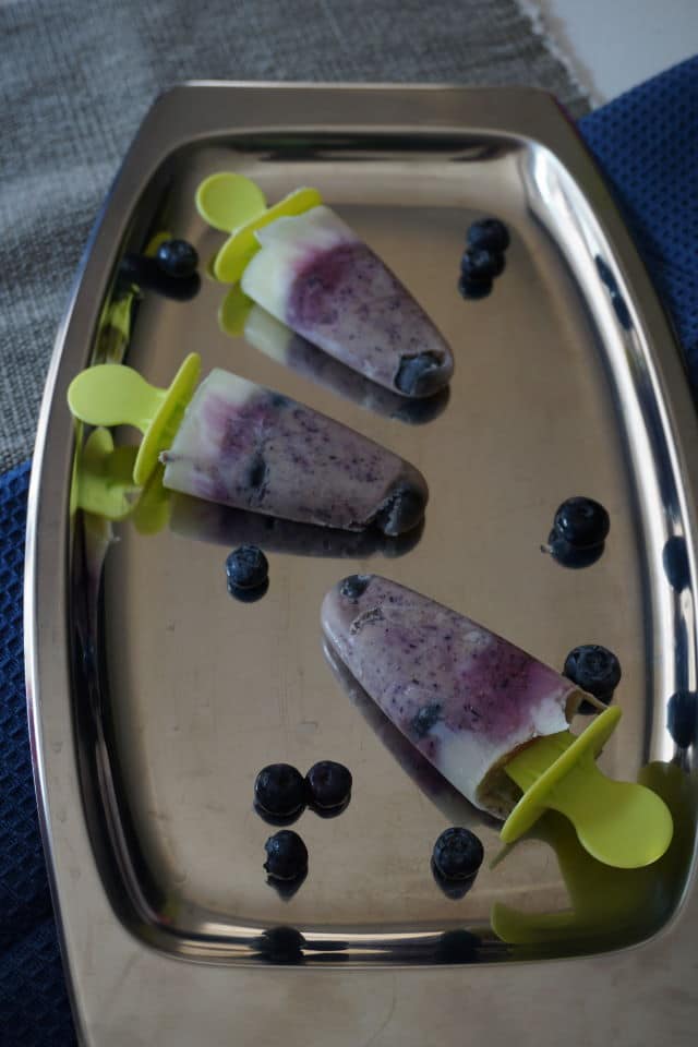 Baby Eis selber machen - Blaubeer-Joghurt-Eis am Stiel