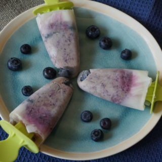 Baby Eis selber machen - Blaubeer-Joghurt-Eis am Stiel