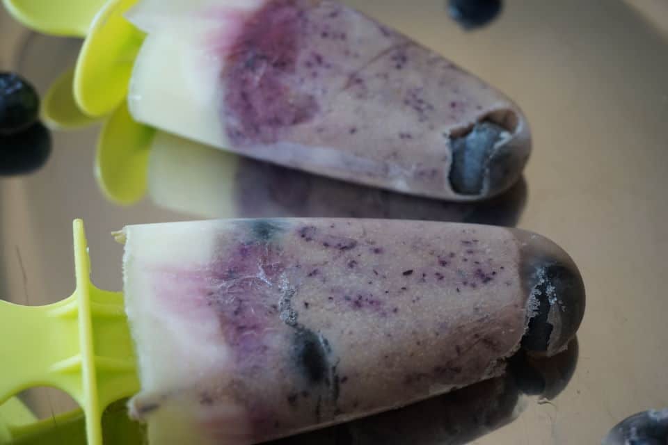 Baby Eis selber machen - Blaubeer-Joghurt-Eis am Stiel