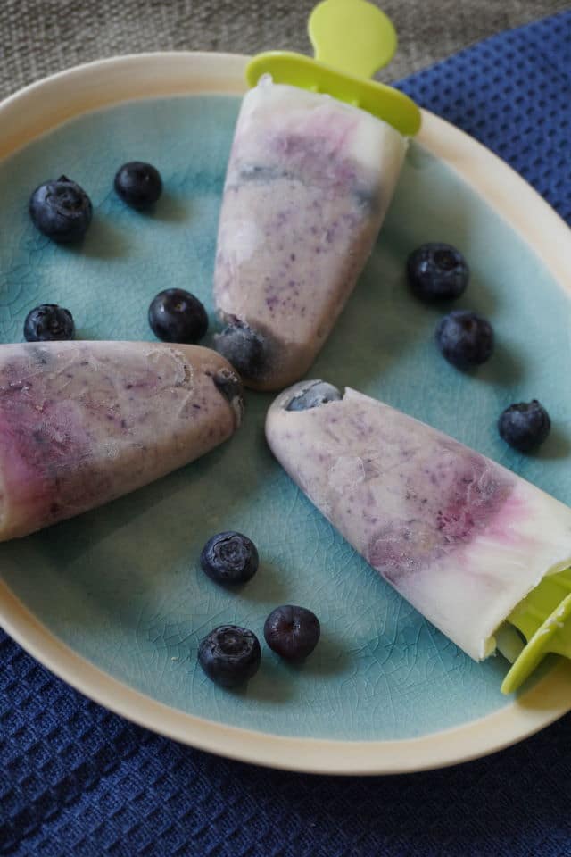 Baby Eis selber machen - Blaubeer-Joghurt-Eis am Stiel