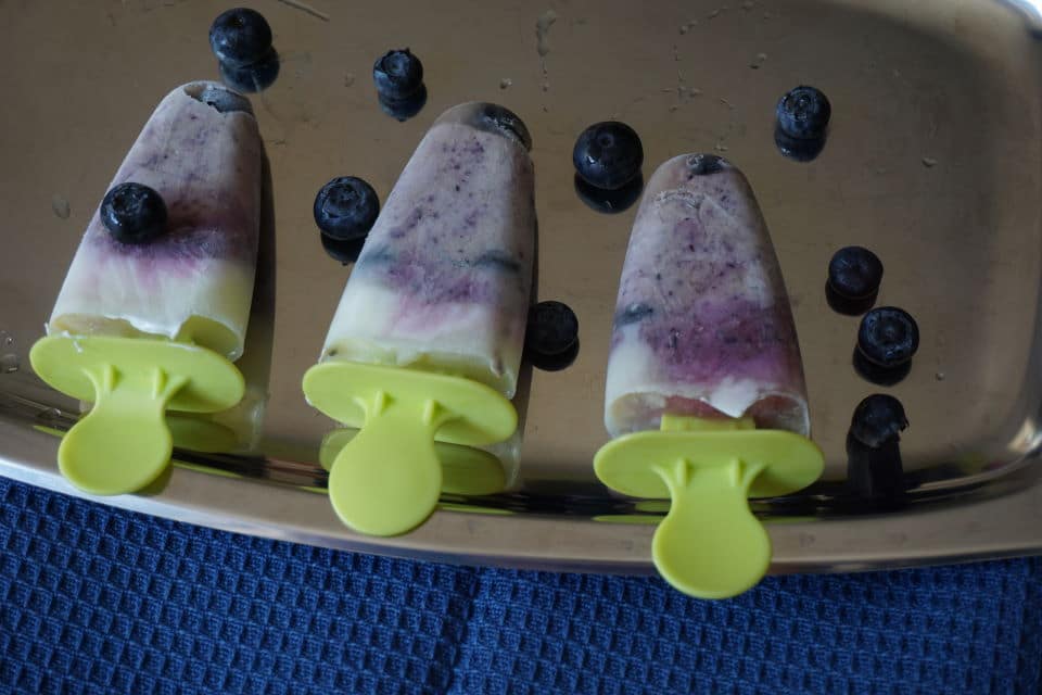 Baby Eis selber machen - Blaubeer-Joghurt-Eis am Stiel
