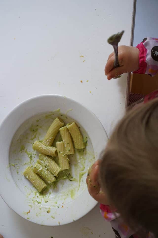 Baby ist Nudeln mit Avocado