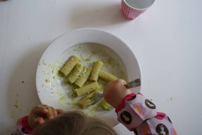 Pasta mit Avocado und Zitrone für BLW und breifrei