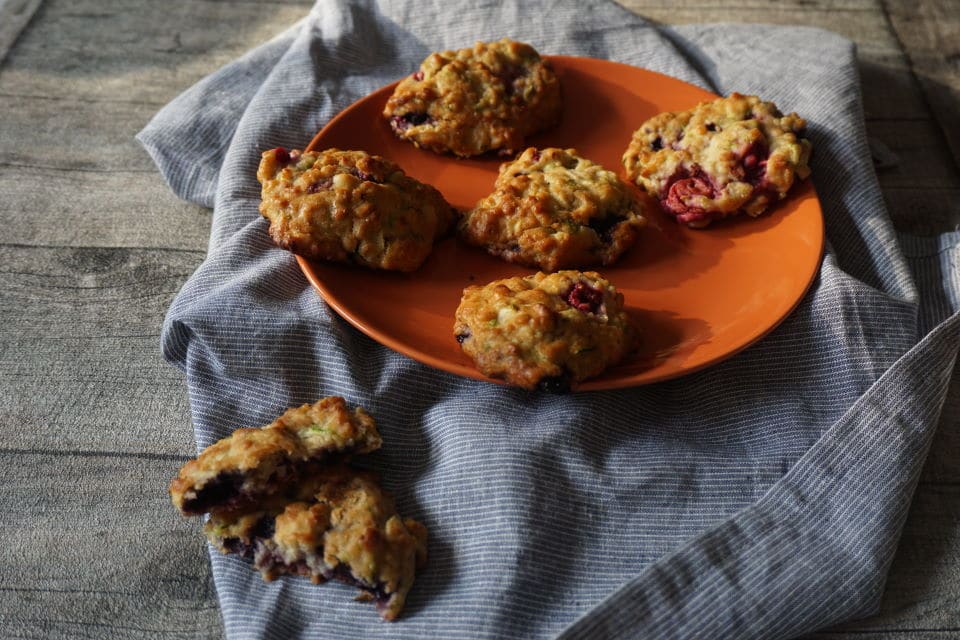 BLW Frühstücksideen - Zucchinikekse mit Beeren