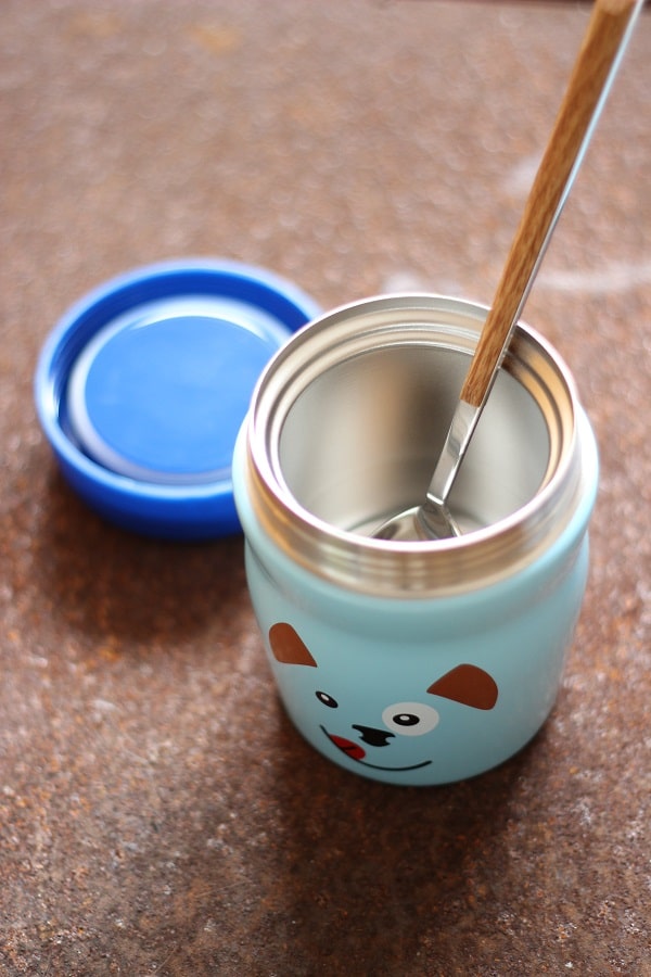 Bunte Kinder-Foodmug von Alfi - der Thermosbecher ist blau und mit Hundeprint - perfekt für Kinder und das Kindergartenessen