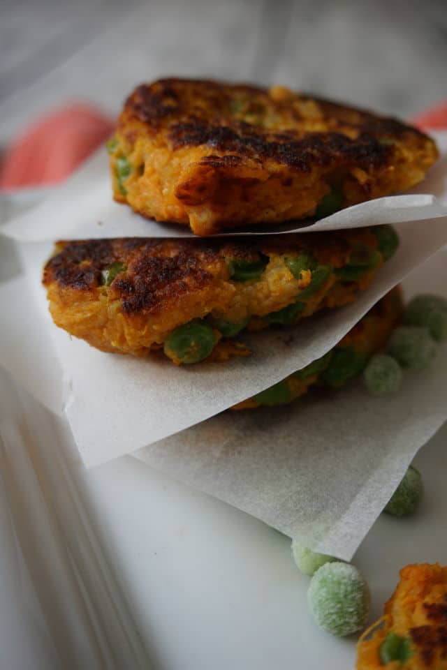 Bratlinge für Babys mit Kartoffel, Süßkartoffel udn Erbsen für einen leckeren Beikoststart