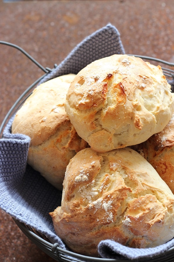 25 Minuten und die Brötchen sind fertig - leckerer Joghurtteig und Weizenmehl