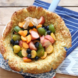 Ofenpfannkuchen Dutch Baby mit Physalis und Obst ohne Zucker für Babys und Kleinkinder