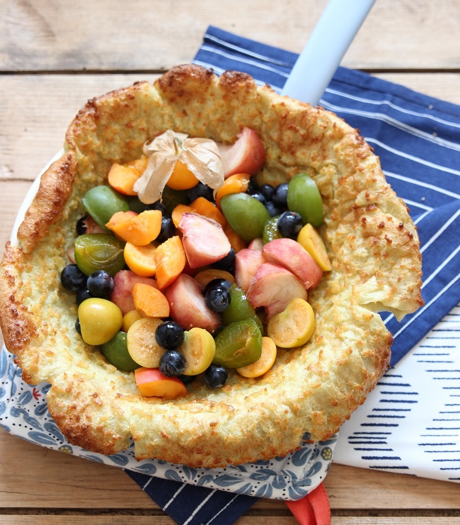 Ofenpfannkuchen Dutch Baby mit Physalis und Obst ohne Zucker für Babys und Kleinkinder