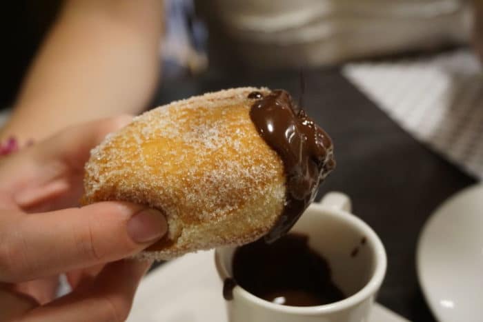 Xuxo - Süßer Teig und Schokosoße als Tapas Nachtisch