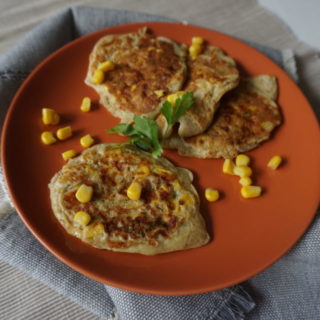 herzhafte vegetarische Pfannkuchen mit Mais