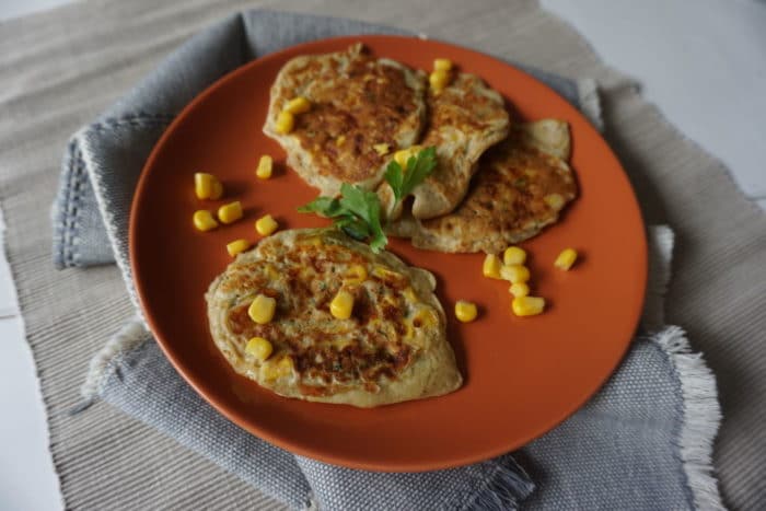 herzhafte vegetarische Pfannkuchen mit Mais