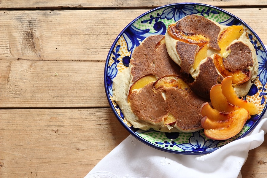 Pfannkuchen Rezept mit Kokosmehl und Pfirsichen