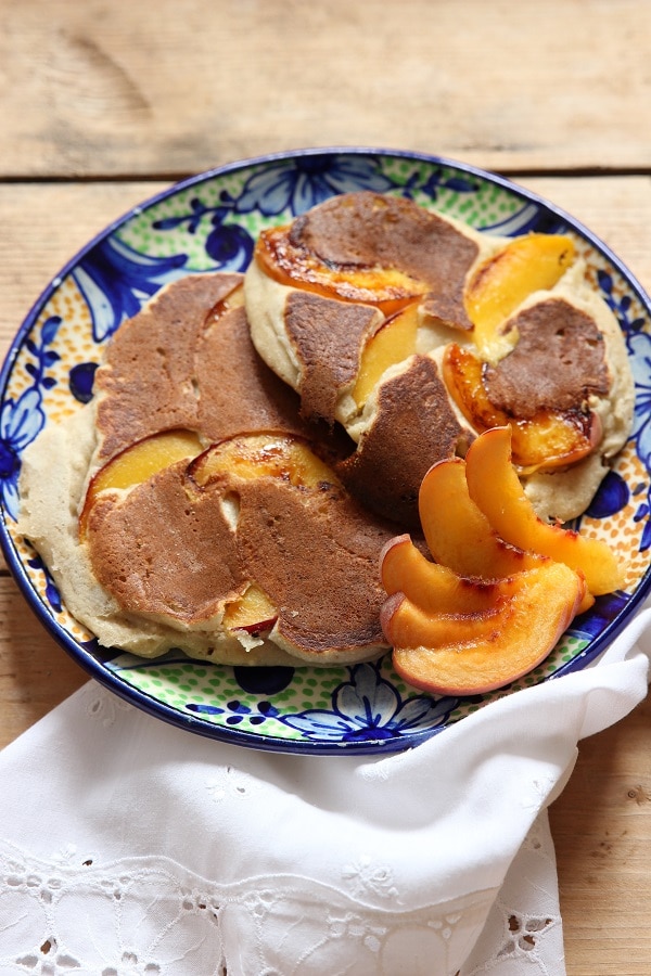 Leckeres BLW Frühstück und baby-led weaning Rezept: Pfannkuchen mit Kokosmehl und Pfirsichen