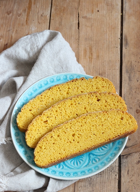 Kürbisbrot mit Hefe ist leicht und locker und auch für Babys geeignet