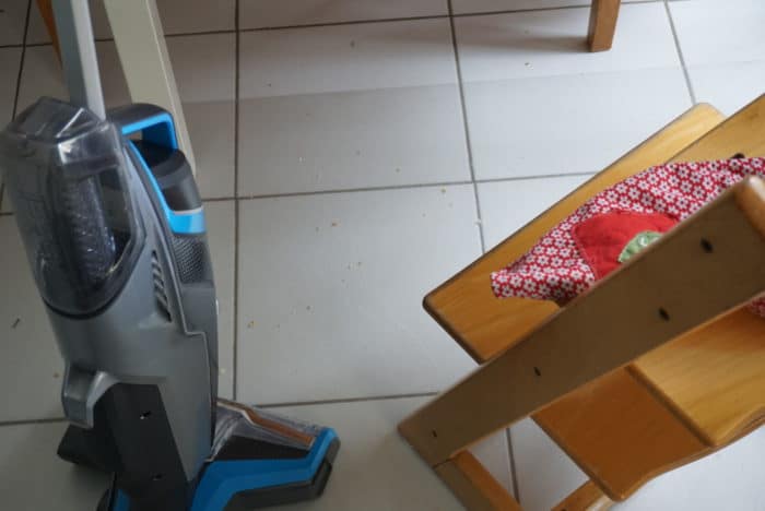Dreck unter dem Esstisch einfach weg putzen