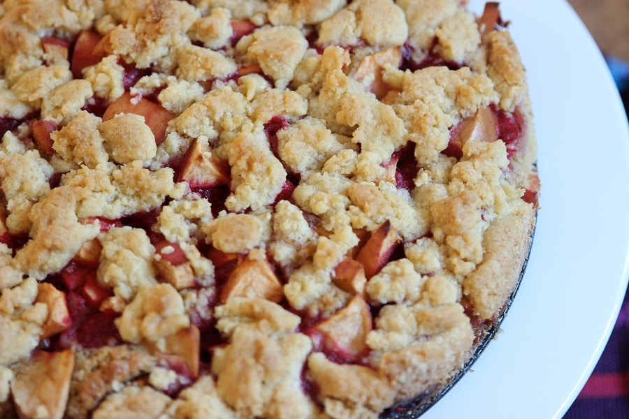 Apfelkuchen mit Streuseln und Himbeeren