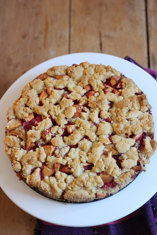 Ein schneller Apfelkuchen mit Himbeeren, Zwieback und Streuseln