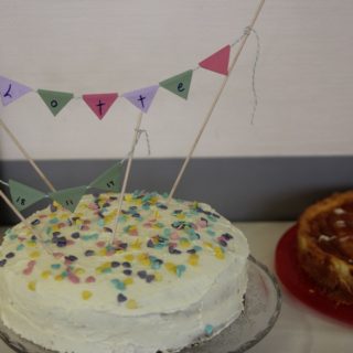 Tauftorte selber machen und selbst dekorieren mit Wimpelkette - Karottenkuchentorte