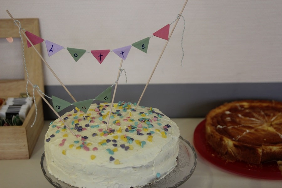 Tauftorte selber machen und selbst dekorieren mit Wimpelkette - Karottenkuchentorte