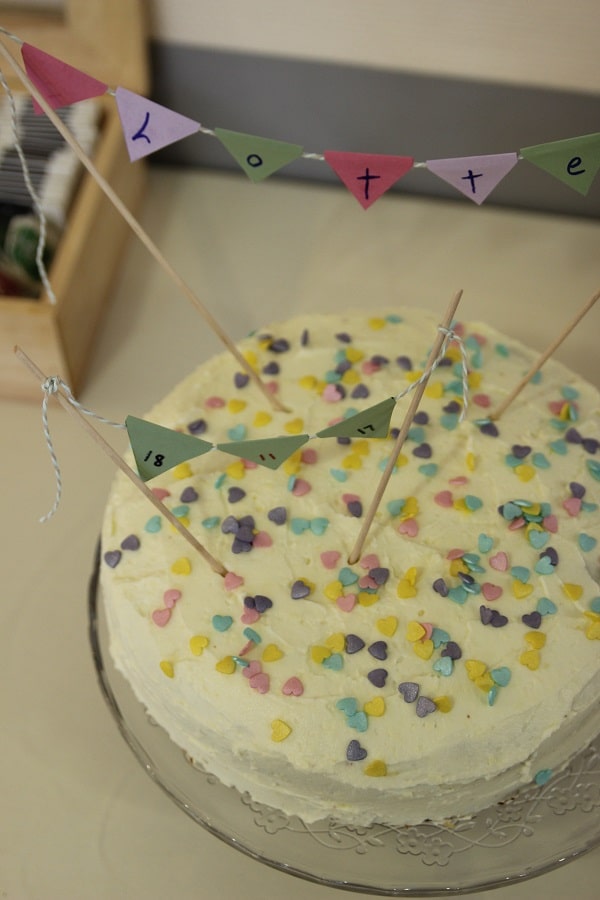 Tauftorte selber machen und selbst dekorieren mit Wimpelkette - Karottenkuchentorte